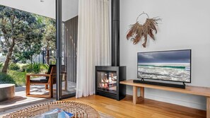 Smart TV y chimenea 