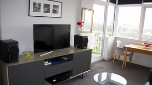 Interior - Seaside Serenity Stunning Beach Views in Maroubra (Maroubra)