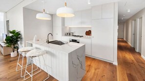 Een koelkast, een microgolfoven, een oven, een kookplaat