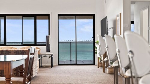 Breath taking Bay Views Private Pad Spacious