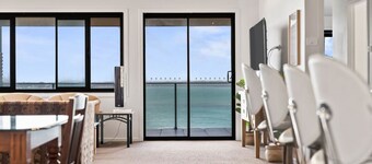 Breath taking Bay Views Private Pad Spacious