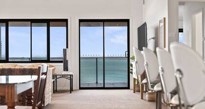 Breath taking Bay Views Private Pad Spacious