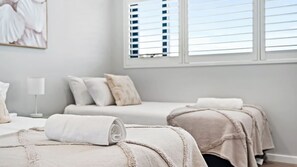 3 makuuhuonetta, työpöytä, ilmainen Wi-Fi, vuodevaatteet