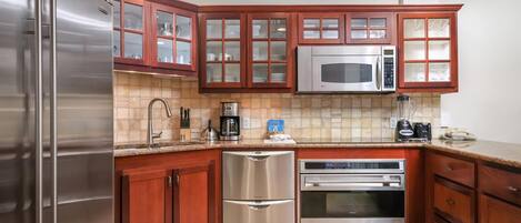 Réfrigérateur, four à micro-ondes, surface de cuisson, lave-vaisselle