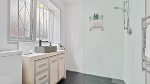 Shower, hair dryer, towels - Pet-Friendly Home Just Minutes from Bondi Beach (Bellevue Hill)