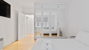 1 bedroom, desk, free WiFi, bed sheets - Pet-Friendly Home Just Minutes from Bondi Beach (Bellevue Hill)