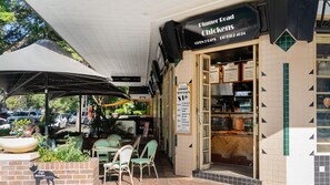 Outdoor dining - Pet-Friendly Home Just Minutes from Bondi Beach (Bellevue Hill)