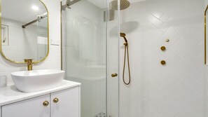 Dusche, Whirlpool, Haartrockner, Handtücher