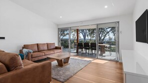 Smart TV, mesa de pingue-pongue