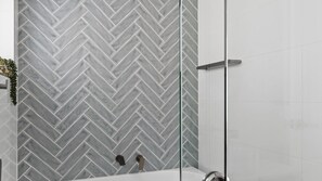 Shower, hair dryer, towels - Exquisite Beachside Luxury Resort Style Pool (Forresters Beach)