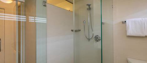 Sèche-cheveux, serviettes fournies, savon, shampoing