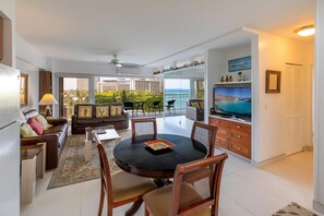 Interior - Waikiki Shore 906 Ocean View 1 Bedroom (Honolulu)