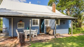 Outdoor dining - Meroo Meadow Magic Charming Cottage Retreat (Meroo Meadow)