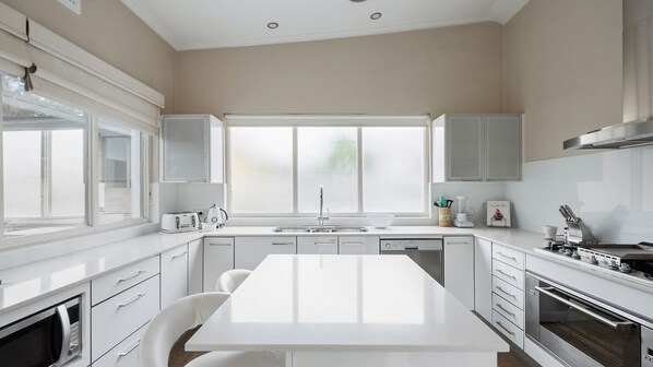 Fridge, microwave, oven, stovetop - Mesmerising 3BR Home Cinema Room Spa Bath (Cammeray)