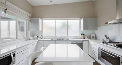 Mesmerising 3BR Home Cinema Room Spa Bath