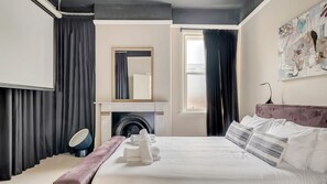 3 bedrooms, desk, free WiFi, bed sheets - Mesmerising 3BR Home Cinema Room Spa Bath (Cammeray)