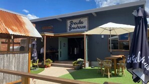 Outdoor dining - Oscar's @ Broulee Beach Luxury Coastal Living (Broulee)