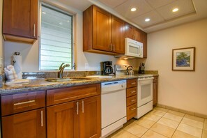 Frigorífico, horno, placa de cocina y lavavajillas