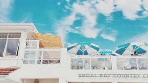 Un edificio con un letrero que dice "SHOAL BAY COUNTRY CLUB".