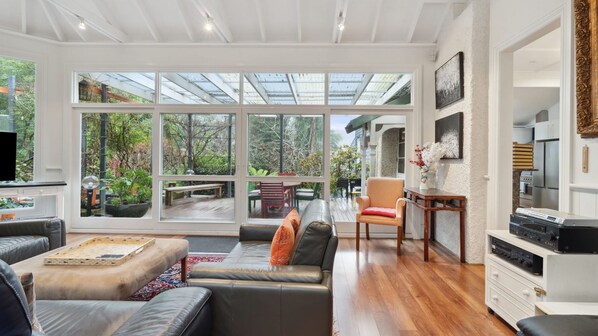 Smart TV, fireplace - Elevated Serenity Where Views Meet Comfort (Katoomba)