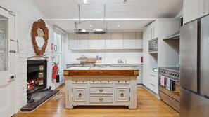 Fridge, microwave, oven, stovetop - Elevated Serenity Where Views Meet Comfort (Katoomba)