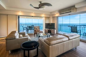 Living area - Waikiki Shore 1000 Oceanfront 2 BD + Bonus BD 2 BA (Honolulu)