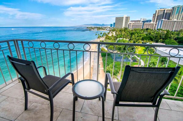 Property grounds - Waikiki Shore 1000 Oceanfront 2 BD + Bonus BD 2 BA (Honolulu)
