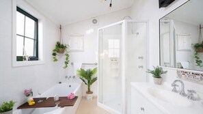 Douche, sèche-cheveux, serviettes fournies