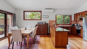 Fridge, microwave, oven, stovetop - The Everglades Hideaway Leura (Leura)