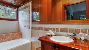 Dusche, Haartrockner, Handtücher