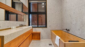 Dusche, Haartrockner, Handtücher, Toilettenpapier