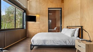 5 bedrooms, desk, travel crib, free WiFi