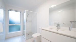 Dusche, Haartrockner, Handtücher