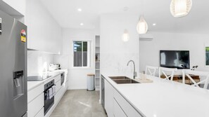 Fridge, microwave, oven, stovetop - Tranquility Shores 500m to Dutchmans Beach (Nelson Bay)