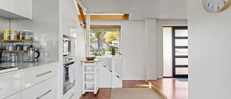 冷蔵庫、電子レンジ、オーブン、コンロ