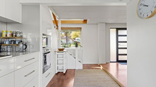 Fridge, microwave, oven, stovetop - Catalina Bay - Child & Pet Friendly (Rathmines)