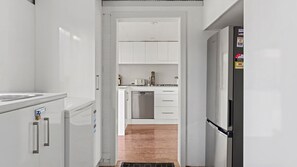 Fridge, microwave, oven, stovetop - Catalina Bay - Child & Pet Friendly (Rathmines)