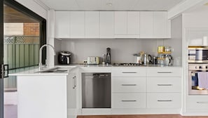 Refrigerador, microondas, horno, placa de cocina