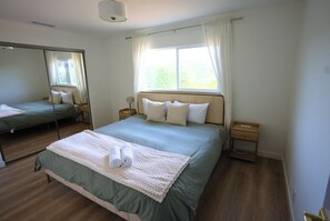 4 bedrooms, iron/ironing board, WiFi, bed sheets