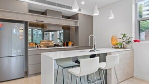 Frigorífico, microondas, horno y placa de cocina