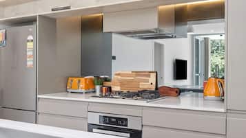 Refrigerador, microondas, horno, placa de cocina