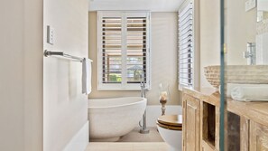 Douche, sèche-cheveux, serviettes fournies
