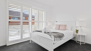 3 bedrooms, desk, free WiFi, bed sheets