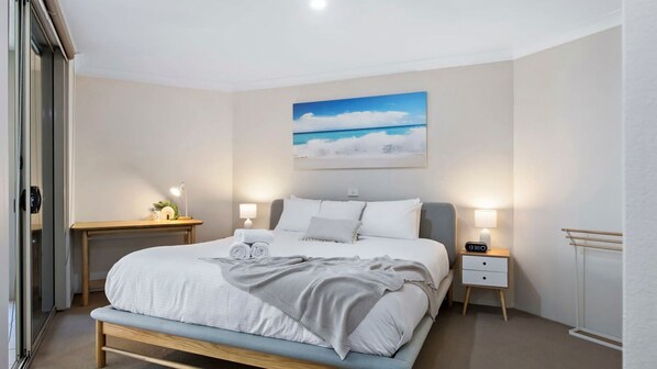 3 bedrooms, desk, WiFi (free), bed sheets