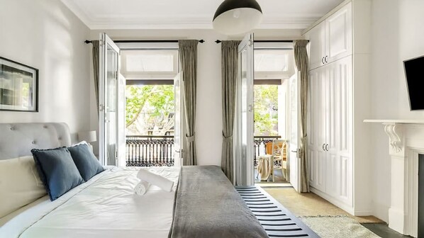 5 bedrooms, free WiFi, bed sheets - Multi Level Surry Hills Home with Terrace (Surry Hills)