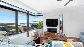 Smart-tv en een open haard