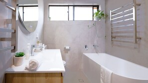 Douche, sèche-cheveux, serviettes fournies