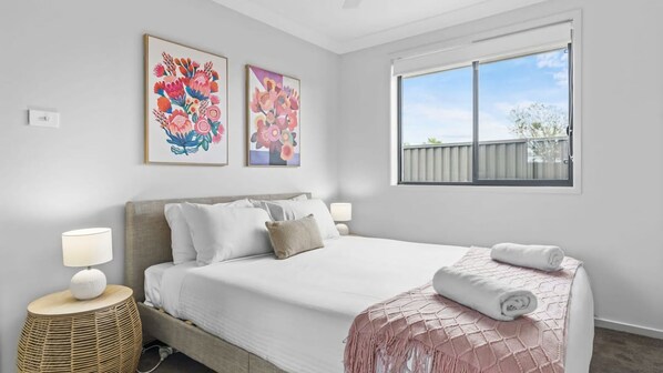 4 bedrooms, desk, free WiFi, bed sheets