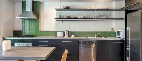 Réfrigérateur, micro-ondes, four, plaque de cuisson