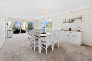 Apartment, 2 Bedrooms, Beach View | In-room dining - Oscar on Main - Heart of Main Beach (Main Beach)